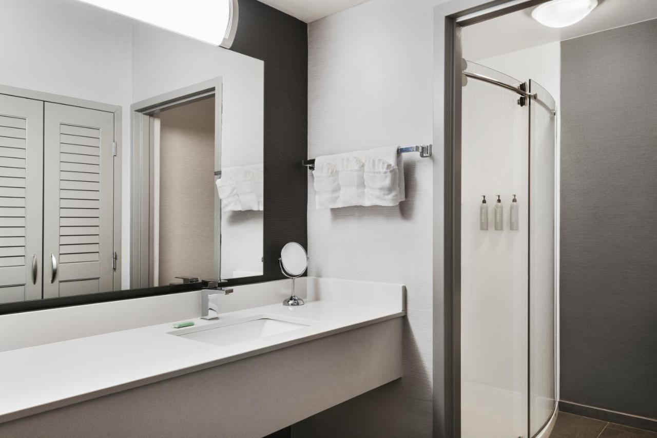 Отель Courtyard By Marriott Бёрлингтон Экстерьер фото