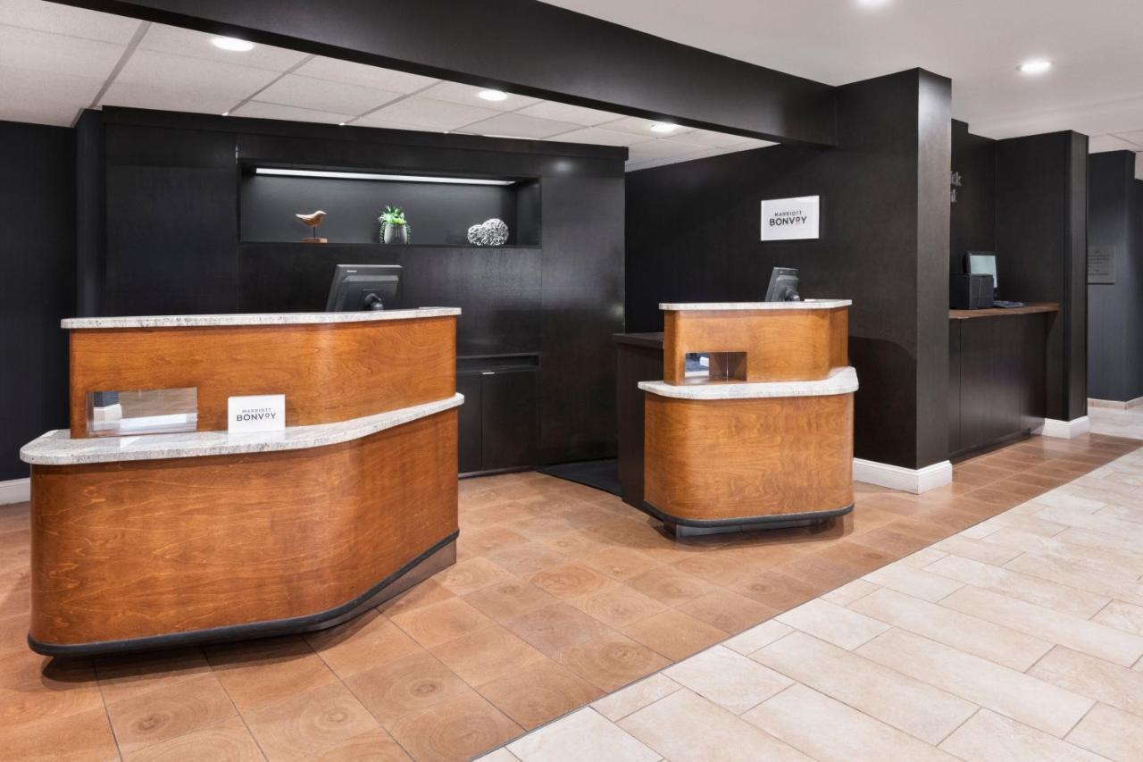 Отель Courtyard By Marriott Бёрлингтон Экстерьер фото