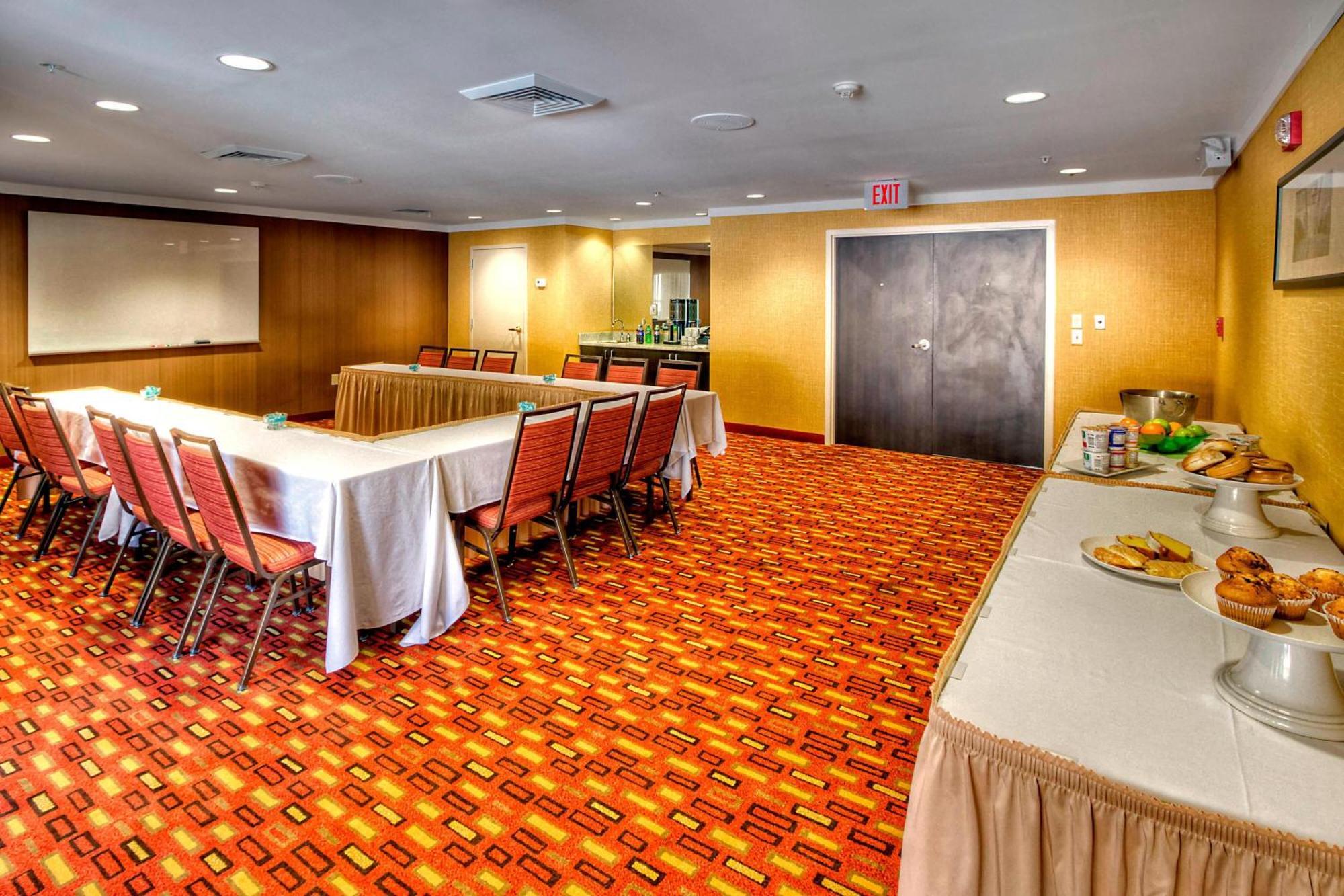 Отель Courtyard By Marriott Бёрлингтон Экстерьер фото